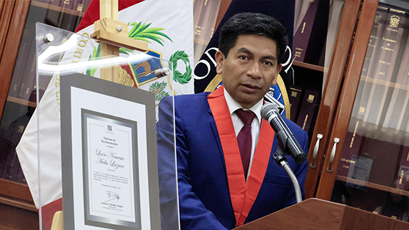 El presidente de la Corte Superior de Justicia de Lima Norte, Lorenzo Castope Cerquín, hizo un reconocimiento al excolaborador León Avila Lazaro por sus más de 30 años de servicios como servidor judicial en este poder del Estado.
La ceremonia de agradecimiento y despedida a Avila Lazaro fue realizada días después de que se oficialice su cese en el cargo por límite de edad, a través de la Resolución Administrativa N° 150-2023-P-CSJLIMANORTE-PJ.
Al respecto, Castope Cerquín destacó la trayectoria del exservidor en esta institución judicial donde desempeñó funciones en el área de logística de la Gerencia de Administración Distrital, desde el 02 de noviembre del 2004.
“Es un honor reconocer a los servidores judiciales por su contribución al servicio de la administración de justicia, así como a su invaluable aporte al desarrollo institucional”, expresó Castope Cerquín.
Luego hizo entrega al exservidor de un recordatorio ante el aplauso de los presentes.
El homenajeado agradeció el gesto del titular de la CSJ de Lima Norte, y el afecto confraterno de sus colegas.
Por otro lado, León Avila inició funciones en el Poder Judicial en el año 1997, con vocación de servicio y compromiso institucional.
El acto de reconocimiento contó con la presencia de la gerente de administración distrital, Mariela Del Carmen Guerrero Vásquez; la coordinadora de personal, Syntia Kelly Delgado Serrano; personal jurisdiccional y administrativo de esta entidad judicial.
Avila Lazaro, finalmente, se despidió de la familia judicial de Lima Norte con esta frase: “Me voy del Poder Judicial con satisfacción por mi labor entregada y felicidad por este noble homenaje”.
Lima Norte, 24 de febrero de 2023.
Homenaje exservidor CSJ de Lima Norte