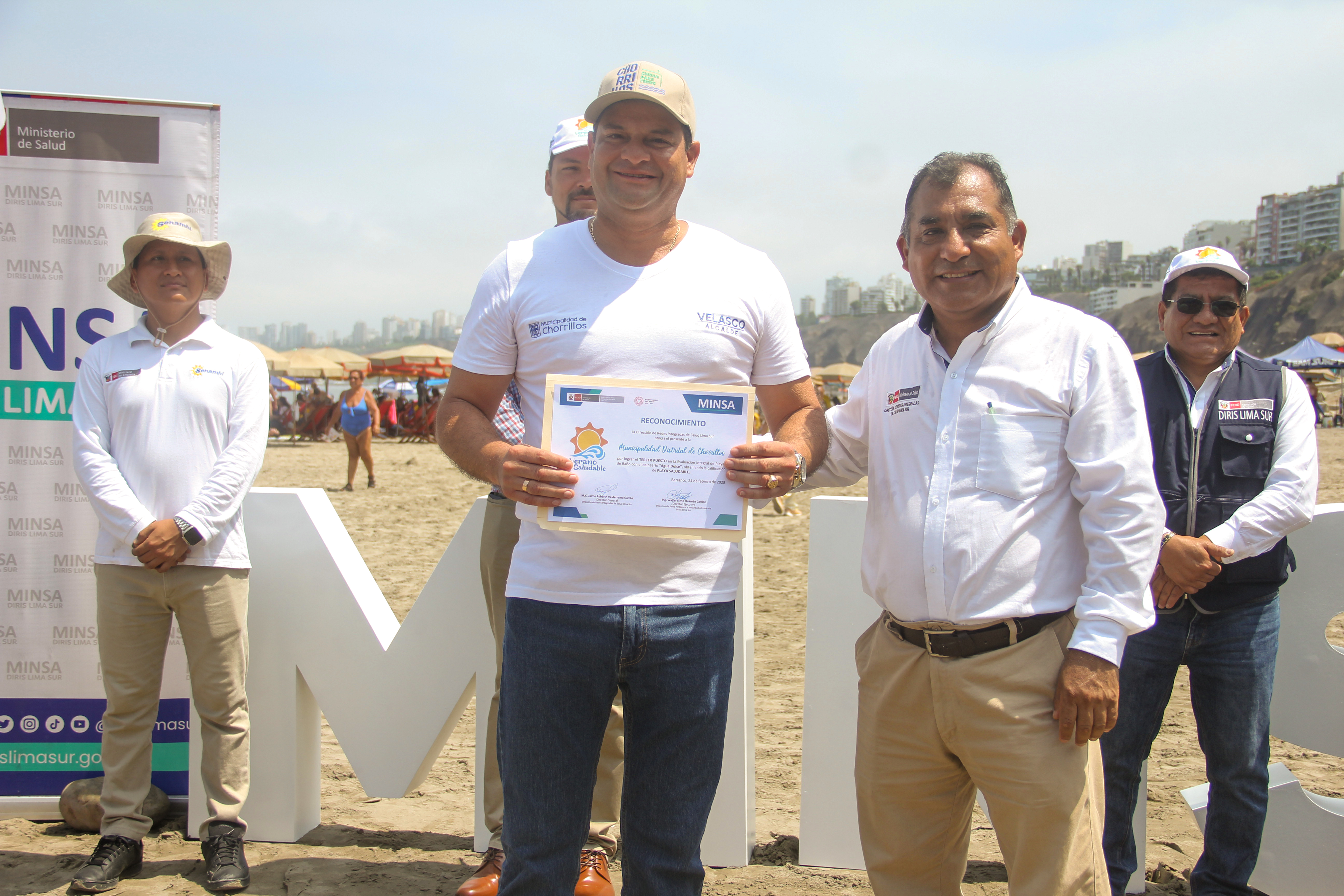 Alcalde Fernando Velasco recibiendo el diploma de honor.