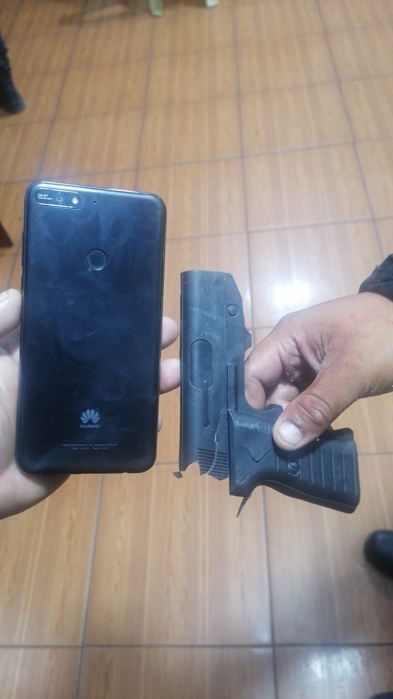 Se recuperó el celular robado e incautó una réplica de arma.