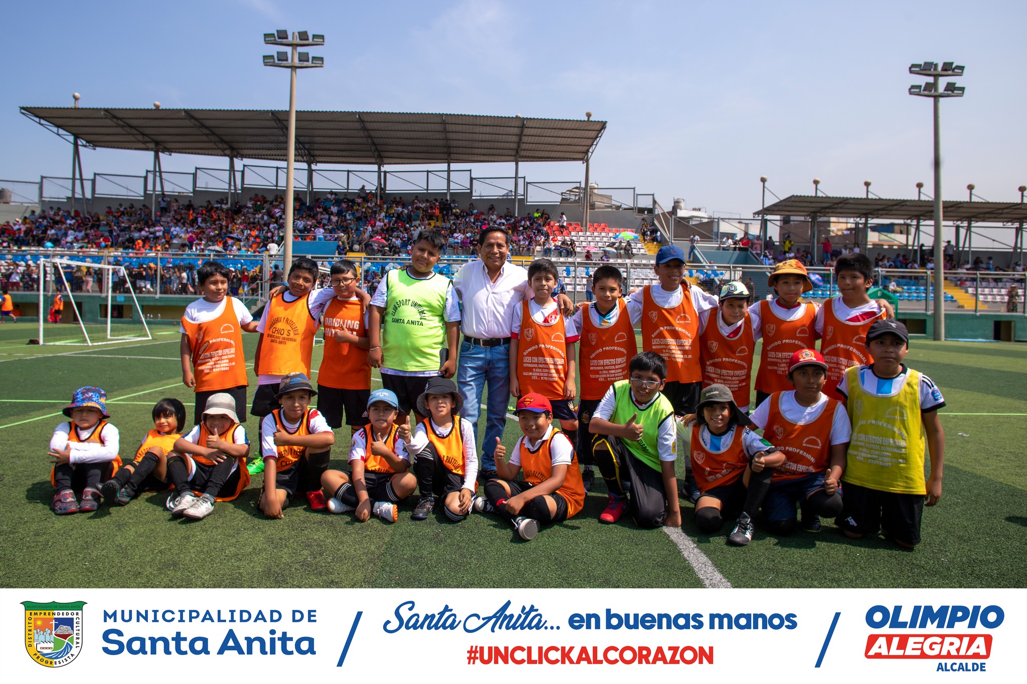 Nuestro alcalde, Olimpio Alegría, participó de la clausura del taller de fútbol, categoría 4 a 17 años, realizada en el estadio Chancas de Andahuaylas, que contó con más de 800 niños de los diferentes turnos y sedes del distrito, formados en grupos de acuerdo a su edad.
#Olimpioalegría
#Santaanitaenbuenasmanos