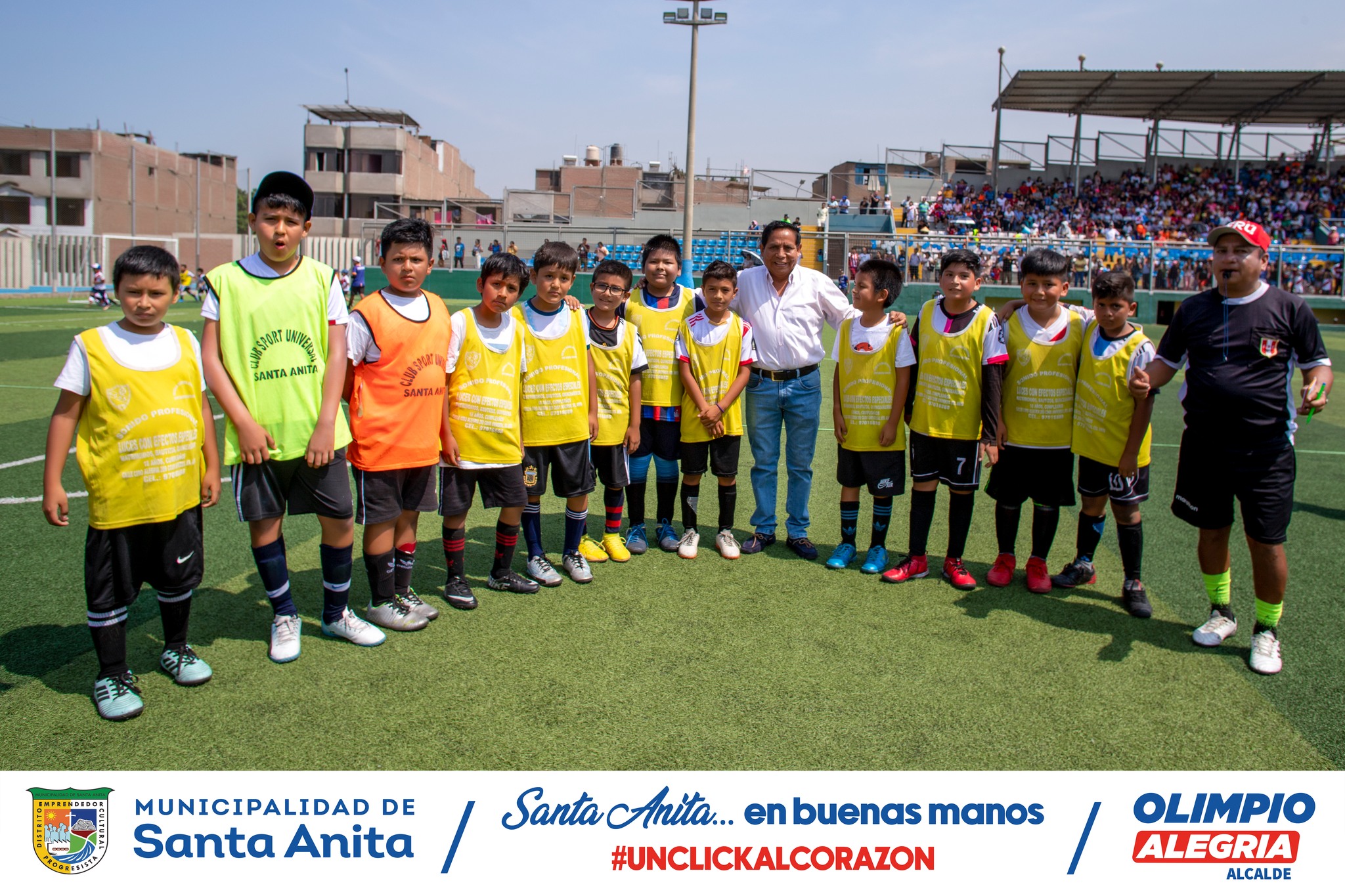 Nuestro alcalde, Olimpio Alegría, participó de la clausura del taller de fútbol, categoría 4 a 17 años, realizada en el estadio Chancas de Andahuaylas, que contó con más de 800 niños de los diferentes turnos y sedes del distrito, formados en grupos de acuerdo a su edad.
#Olimpioalegría
#Santaanitaenbuenasmanos
