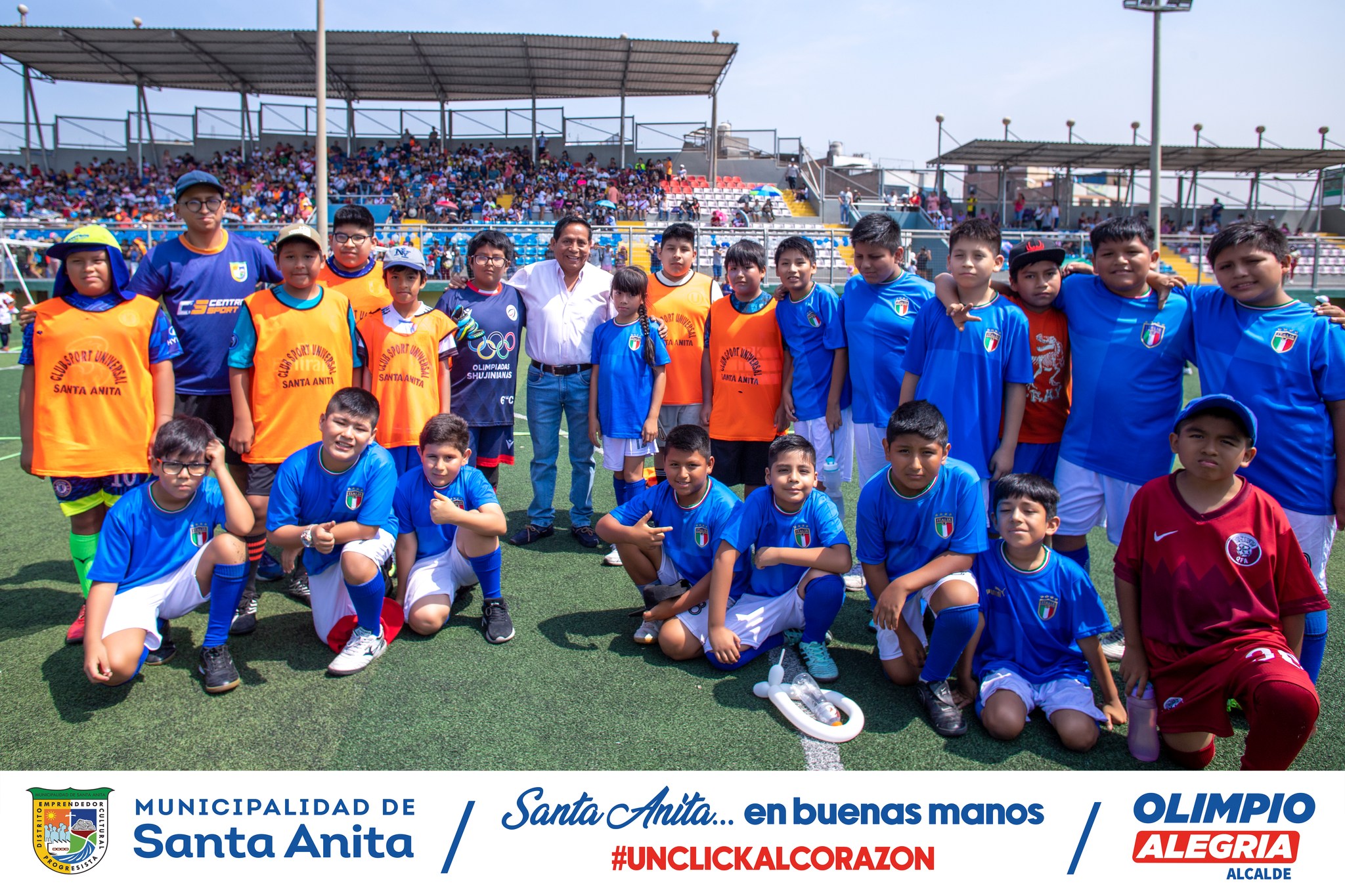 Nuestro alcalde, Olimpio Alegría, participó de la clausura del taller de fútbol, categoría 4 a 17 años, realizada en el estadio Chancas de Andahuaylas, que contó con más de 800 niños de los diferentes turnos y sedes del distrito, formados en grupos de acuerdo a su edad.
#Olimpioalegría
#Santaanitaenbuenasmanos