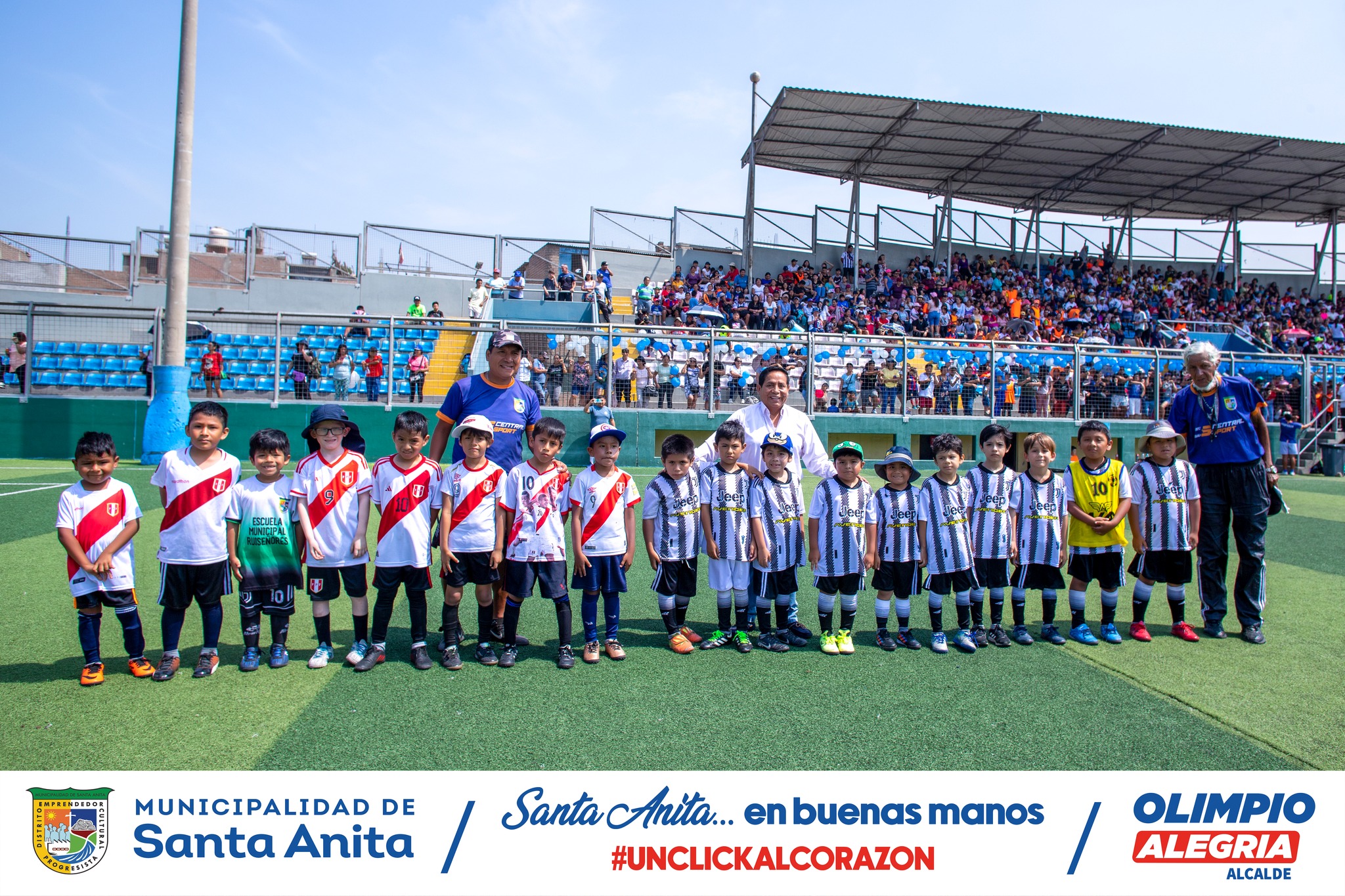 Nuestro alcalde, Olimpio Alegría, participó de la clausura del taller de fútbol, categoría 4 a 17 años, realizada en el estadio Chancas de Andahuaylas, que contó con más de 800 niños de los diferentes turnos y sedes del distrito, formados en grupos de acuerdo a su edad.
#Olimpioalegría
#Santaanitaenbuenasmanos