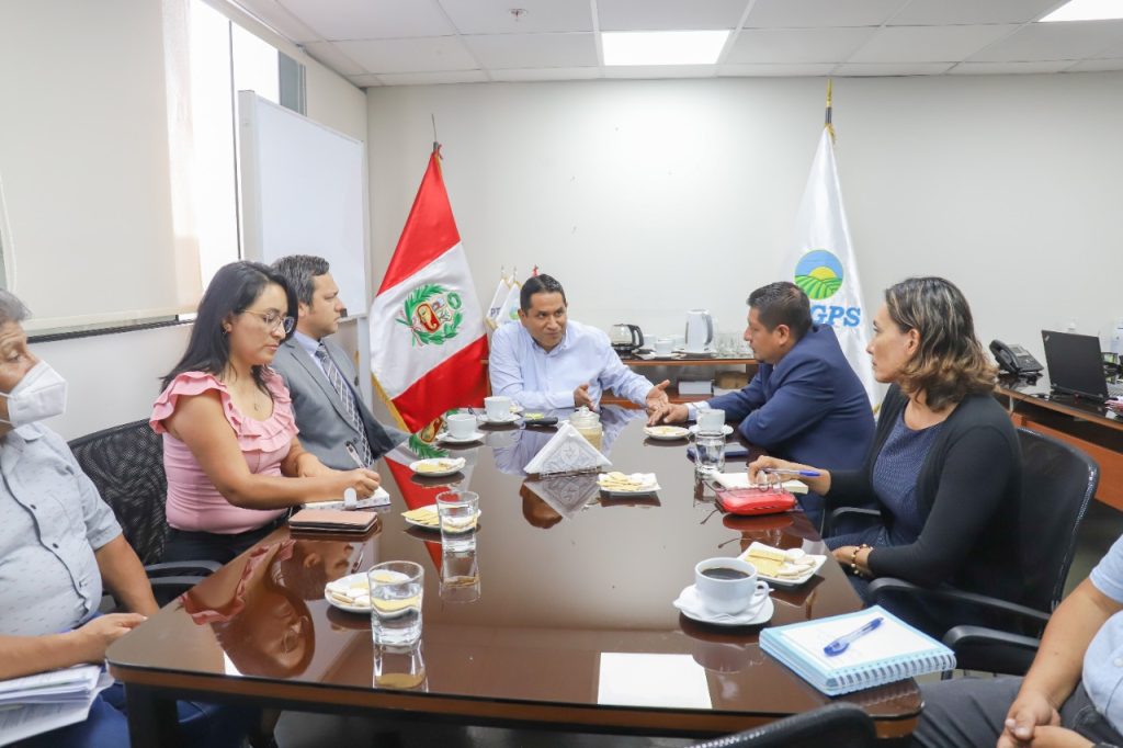 Foto referencial de reunión entre funcionarios