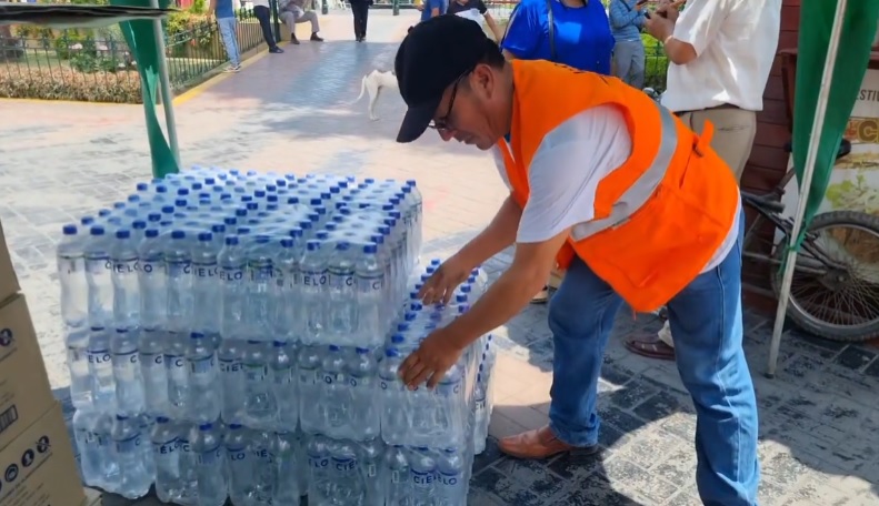 Empresariado privado se suma a la ayuda solidaria con 4200 botellas de agua mineral