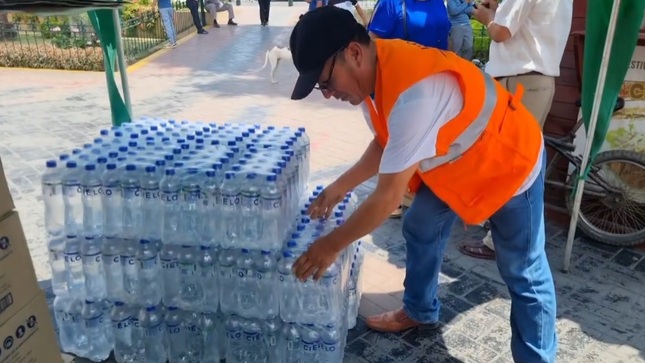Empresariado privado se suma a la ayuda solidaria con 4200 botellas de agua mineral