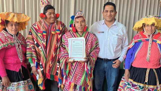 Foto director ejecutivo junto a comuneros de Ccoyaraqui