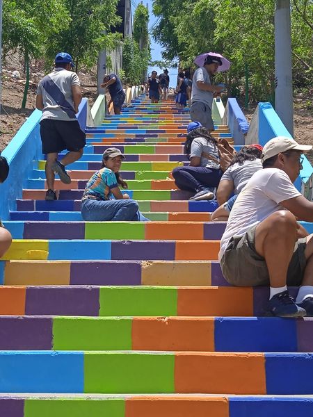 Rotaract Club Sullana "Tallán" con apoyo de la Comuna ejecutan Pintado de Escaleras en Paseo "Turicarami"
