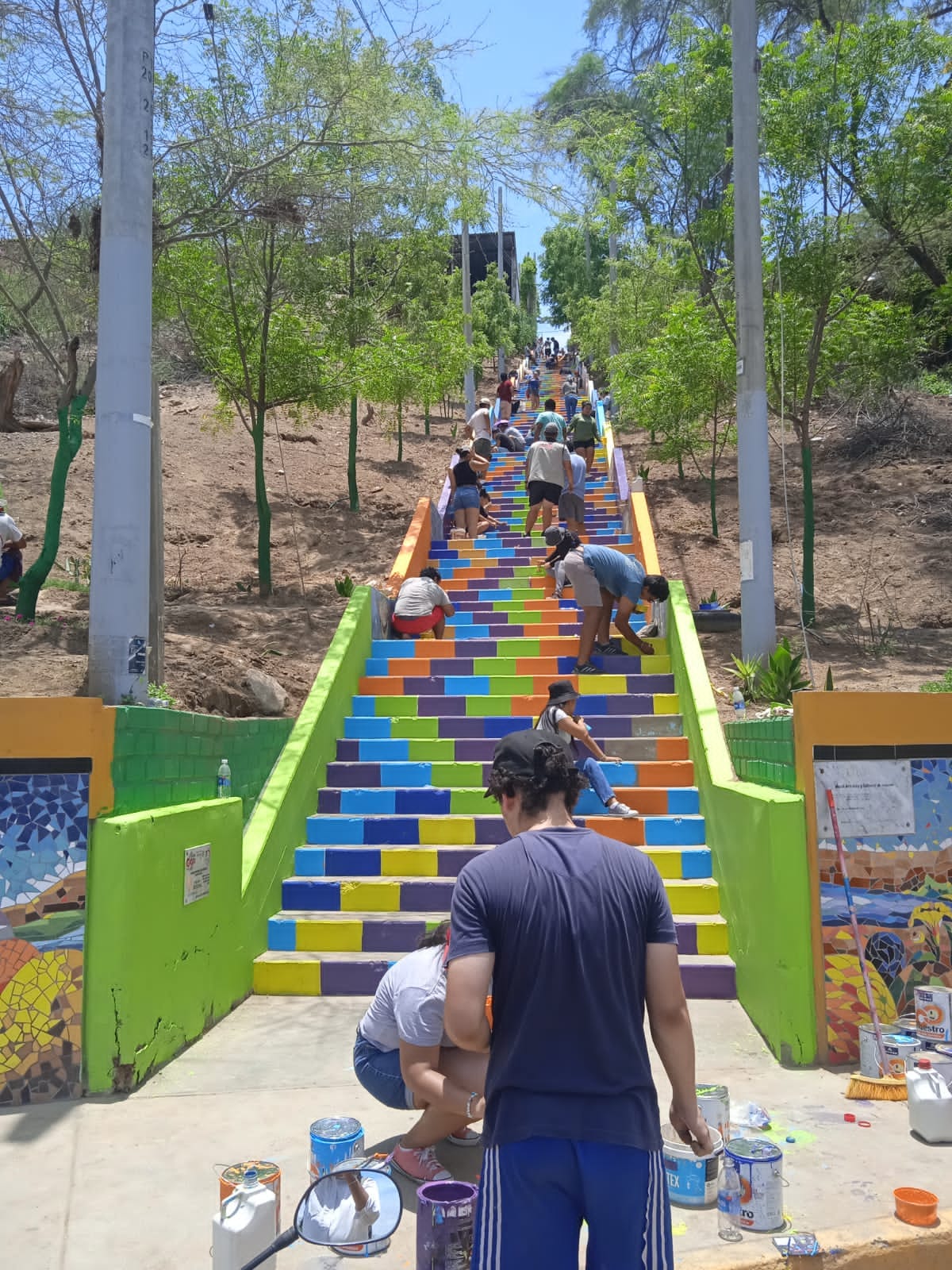 Rotaract Club Sullana "Tallán" con apoyo de la Comuna ejecutan Pintado de Escaleras en Paseo "Turicarami"
