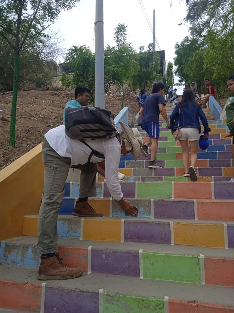 Rotaract Club Sullana "Tallán" con apoyo de la Comuna ejecutan Pintado de Escaleras en Paseo "Turicarami"