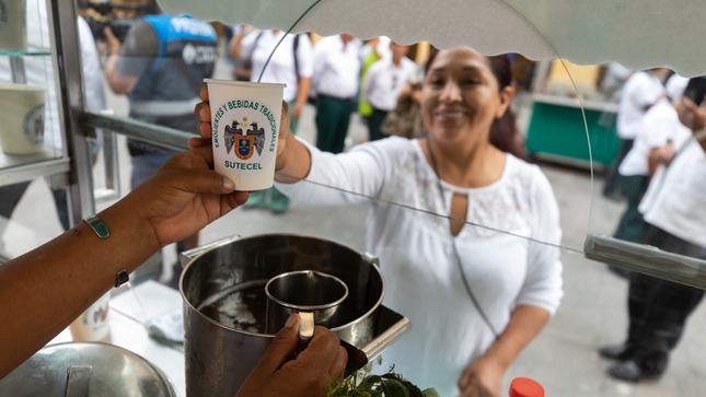 El 20 de febrero miles de comerciantes en todo el país celebra el Día del Emoliente junto la Quinua, a la Maca, la Kiwicha elaborado con productos naturales y alto contenido nutricional.