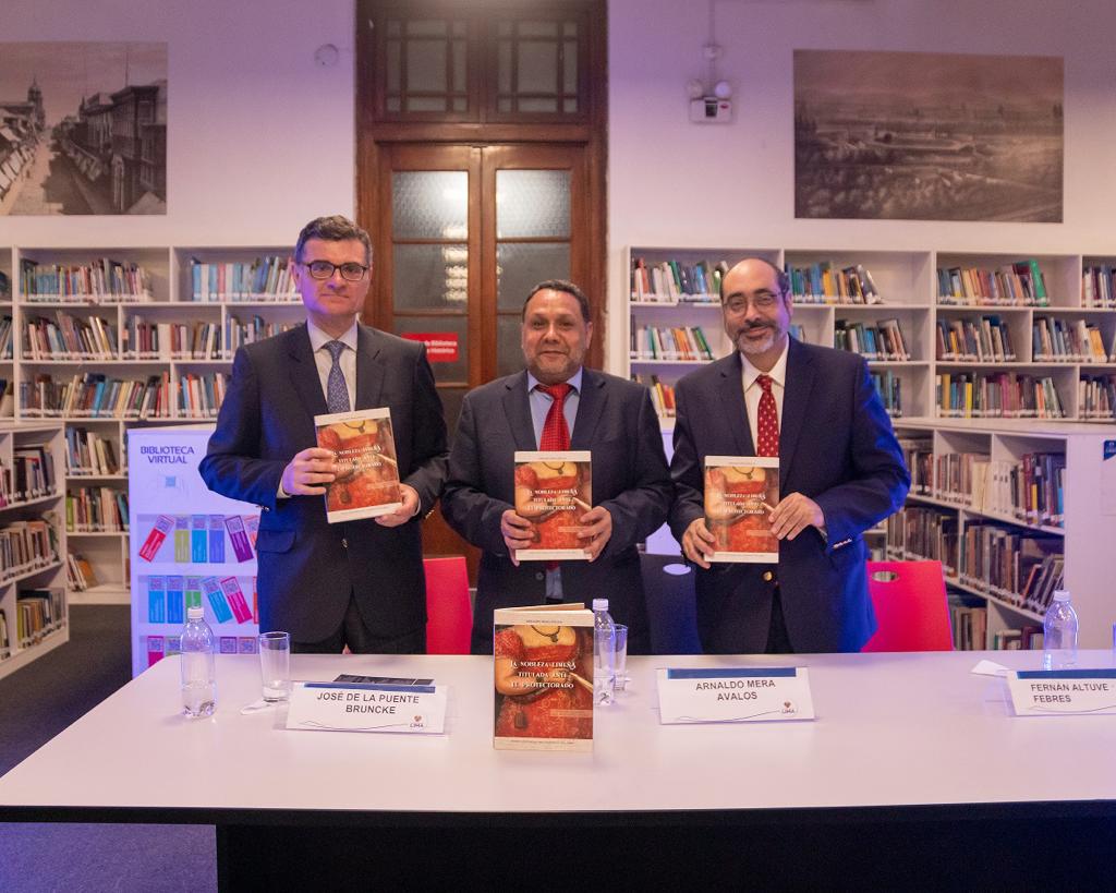 Obra es producto de un trabajo de investigación realizado a lo largo de veinticinco años y está dividido en dos partes: “Lima y los limeños de 1821” y “La nobleza titulada y el proyecto monárquico”.
• El evento contó con la presencia de los historiadores Fernán Altuve y José de la Puente Brunke.