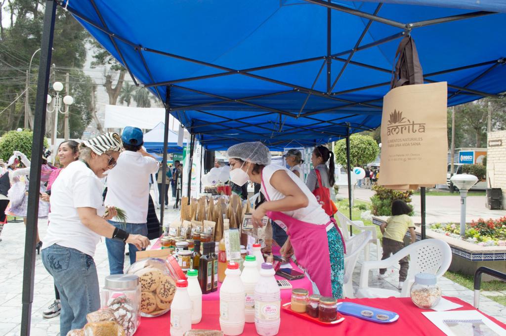 En la feria se ofrecieron productos como verduras, frutas, yogur, entre otros.
