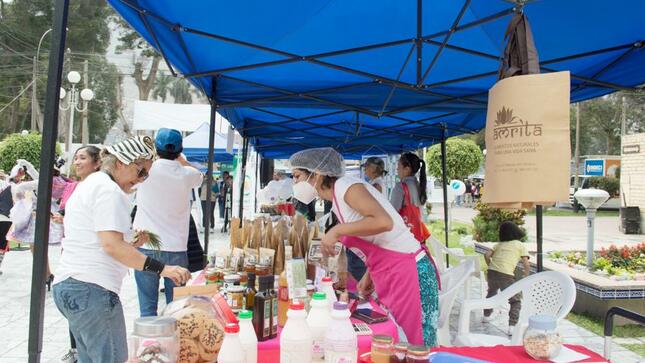 En la feria se ofrecieron productos como verduras, frutas, yogur, entre otros.