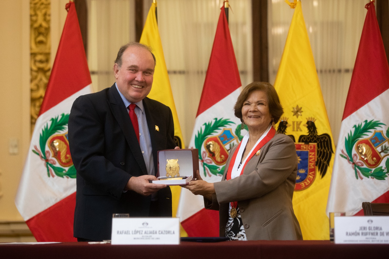 Convenio ayudará a promover y canalizar la participación de estudiantes y docentes en las actividades de ayuda social.