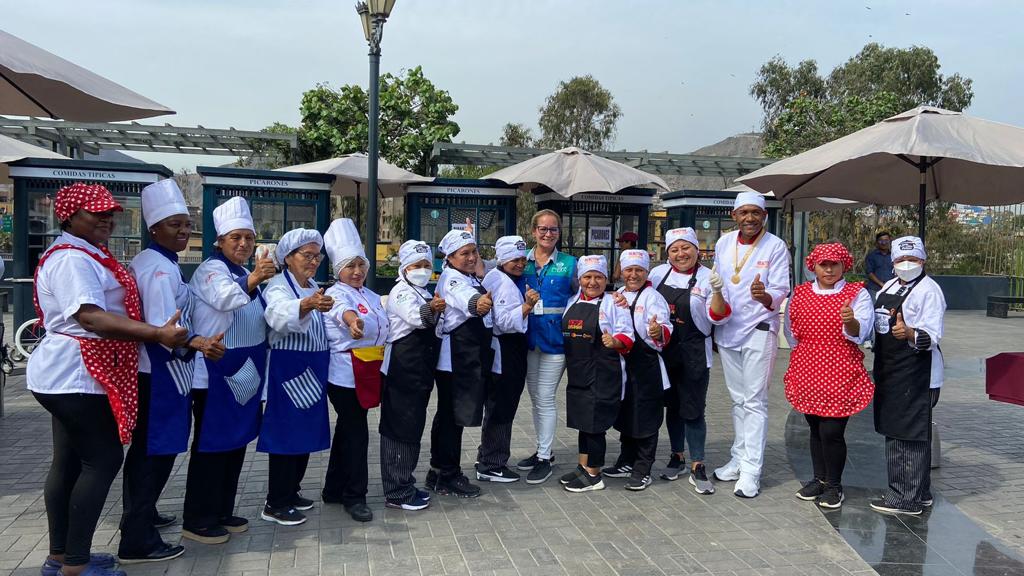 Nueve picaroneras demostraron sus habilidades en la elaboración de este postre peruano.