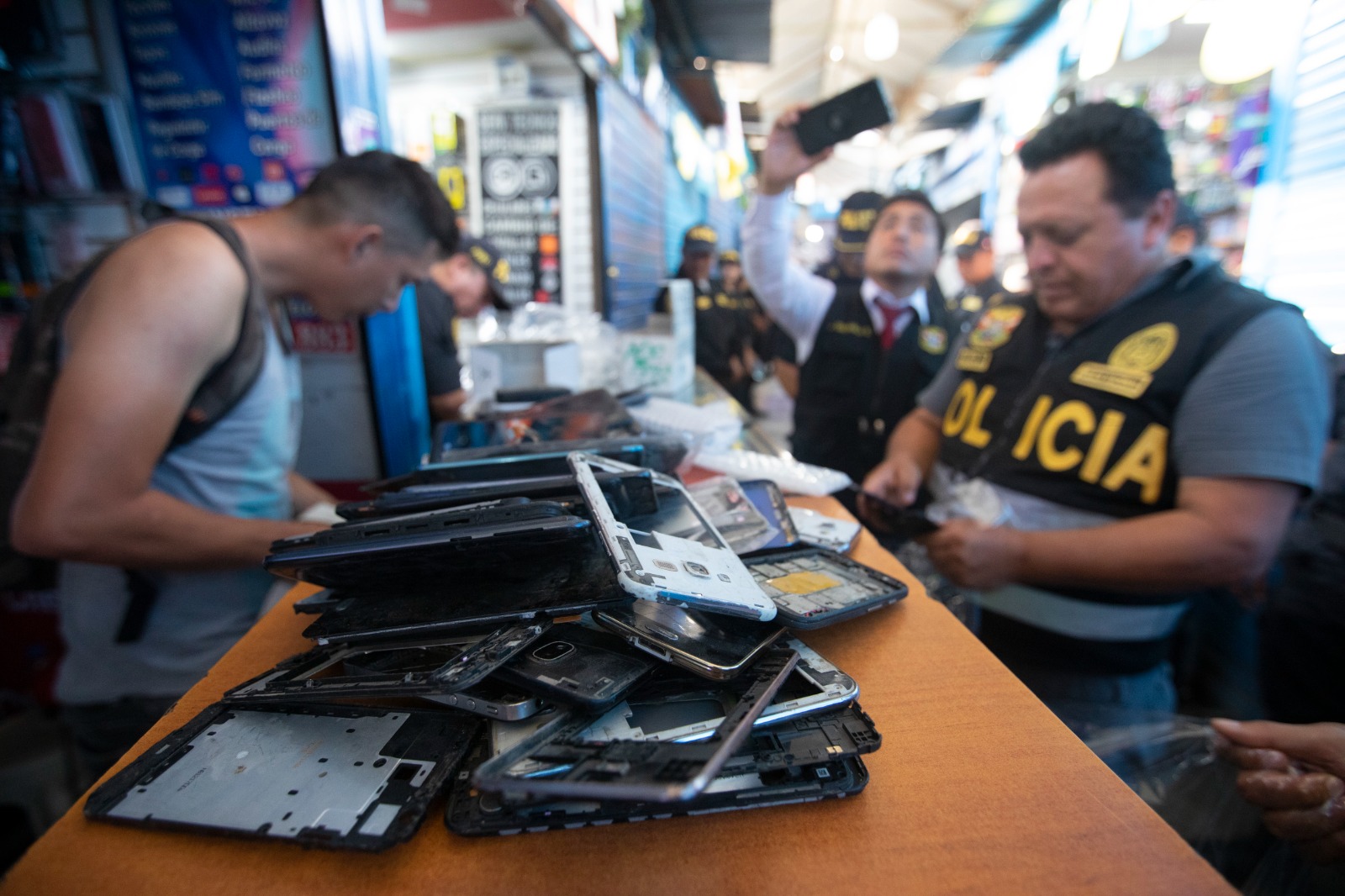 Más de 2 mil celulares fueron incautados y clausuran varios stands en La Cachina de Canto Grande.