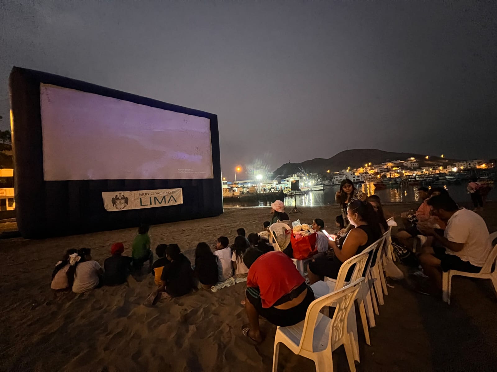 Familias enteras disfrutaron de diversas actividades en la playa.