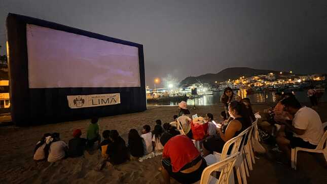 Familias enteras disfrutaron de diversas actividades en la playa.