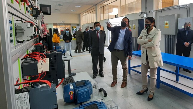 "Archivo HTLM PMESUT entregó un taller equipado de control, automatización y mecatrónica al instituto Simón Bolívar del Callao"