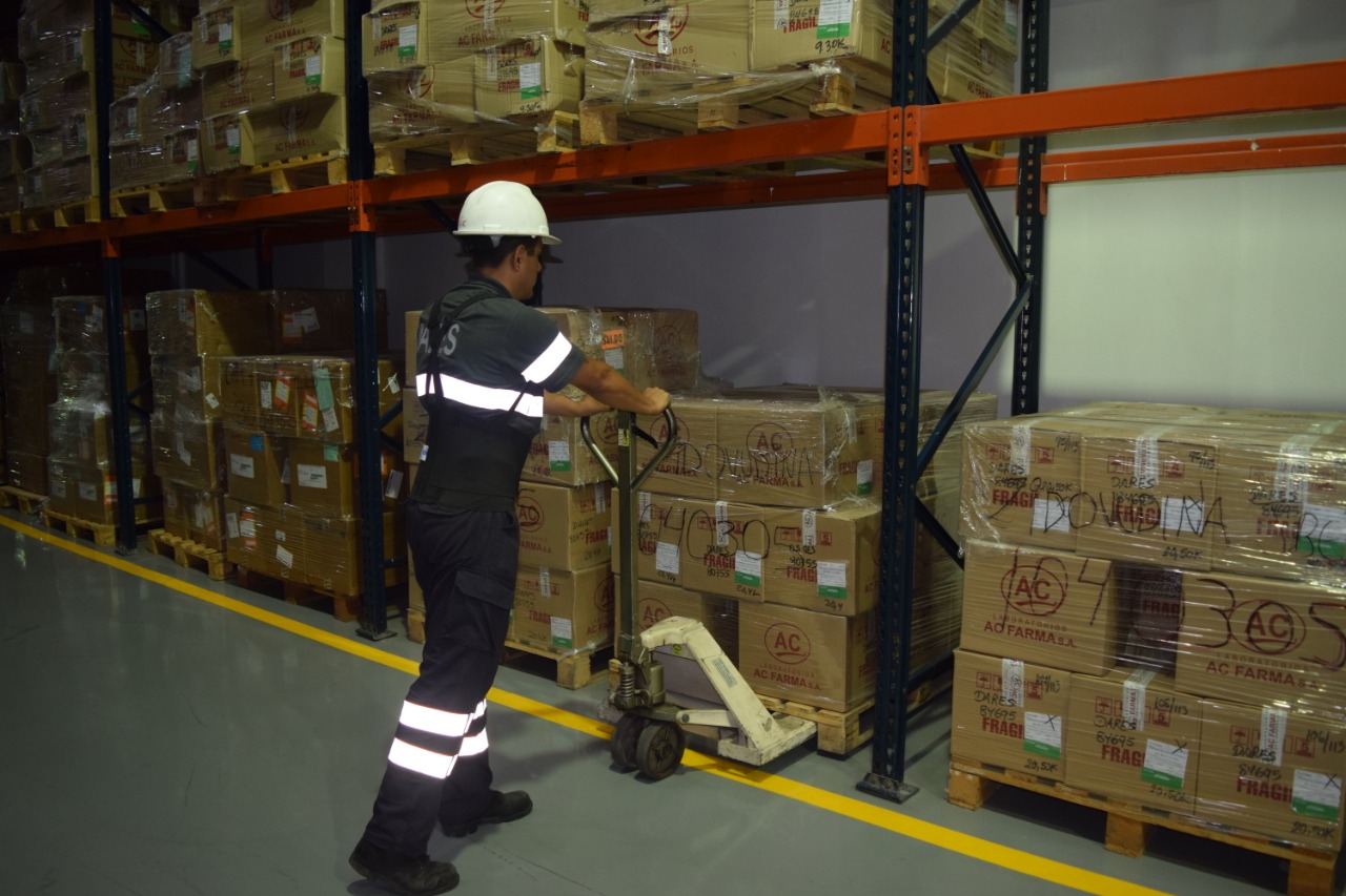 Se ven cajas de medicamentos en un almacén de Cenares.