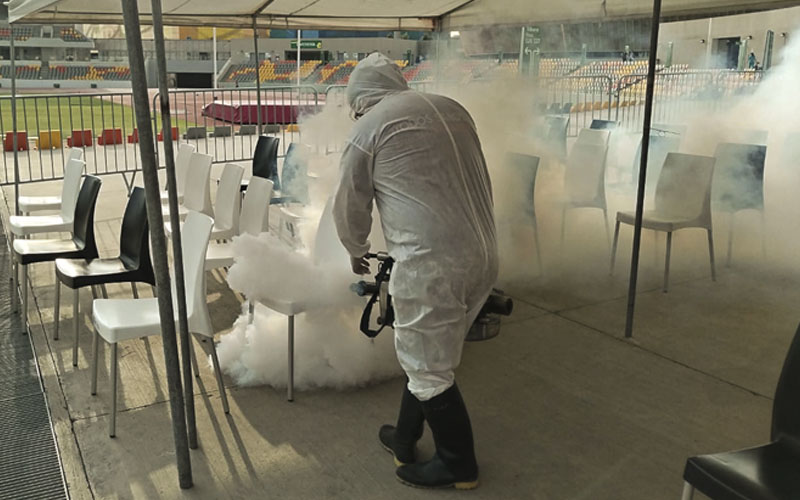 imagen4 de Fumigan centros de vacunación de Lima Centro para prevenir propagación de dengue