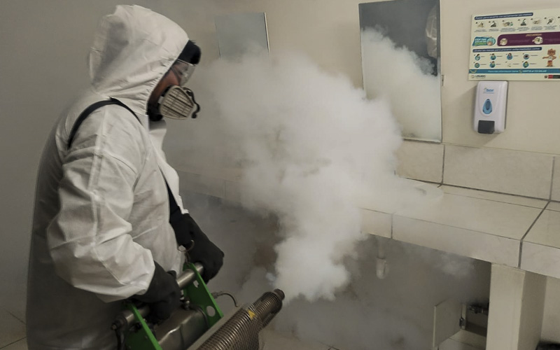 imagen5 de Fumigan centros de vacunación de Lima Centro para prevenir propagación de dengue