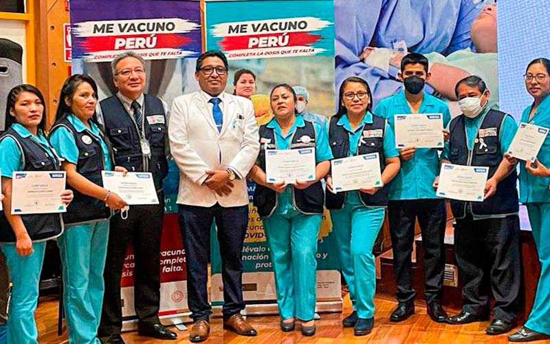 imagen1 de Enfermeras y enfermeros de la Diris Lima Centro reciben reconocimiento por el Día Nacional de la Vacunación Contra la Covid-19