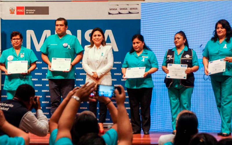 imagen2 de Enfermeras y enfermeros de la Diris Lima Centro reciben reconocimiento por el Día Nacional de la Vacunación Contra la Covid-19