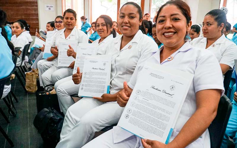 imagen4 de Enfermeras y enfermeros de la Diris Lima Centro reciben reconocimiento por el Día Nacional de la Vacunación Contra la Covid-19