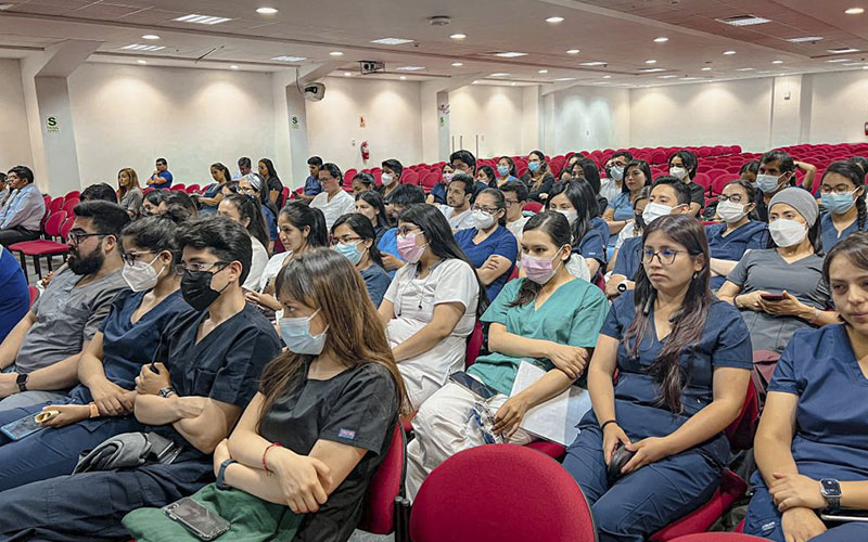 imagen3 de Más de cien internos participan en conferencia «Perfil profesional del Médico Cirujano»