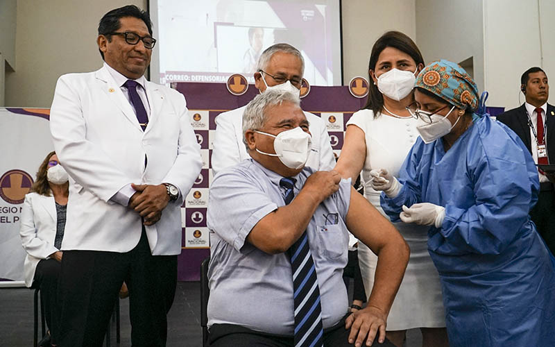 imagen3 de Covid-19: Profesionales de la salud reciben dosis Bivalente en Lima Centro