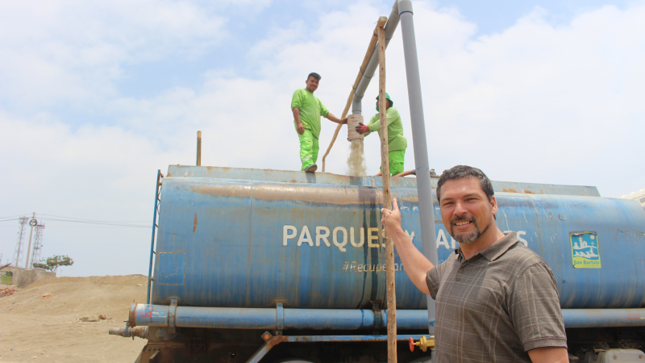 abasteciendo de agua a nuestro camión 
