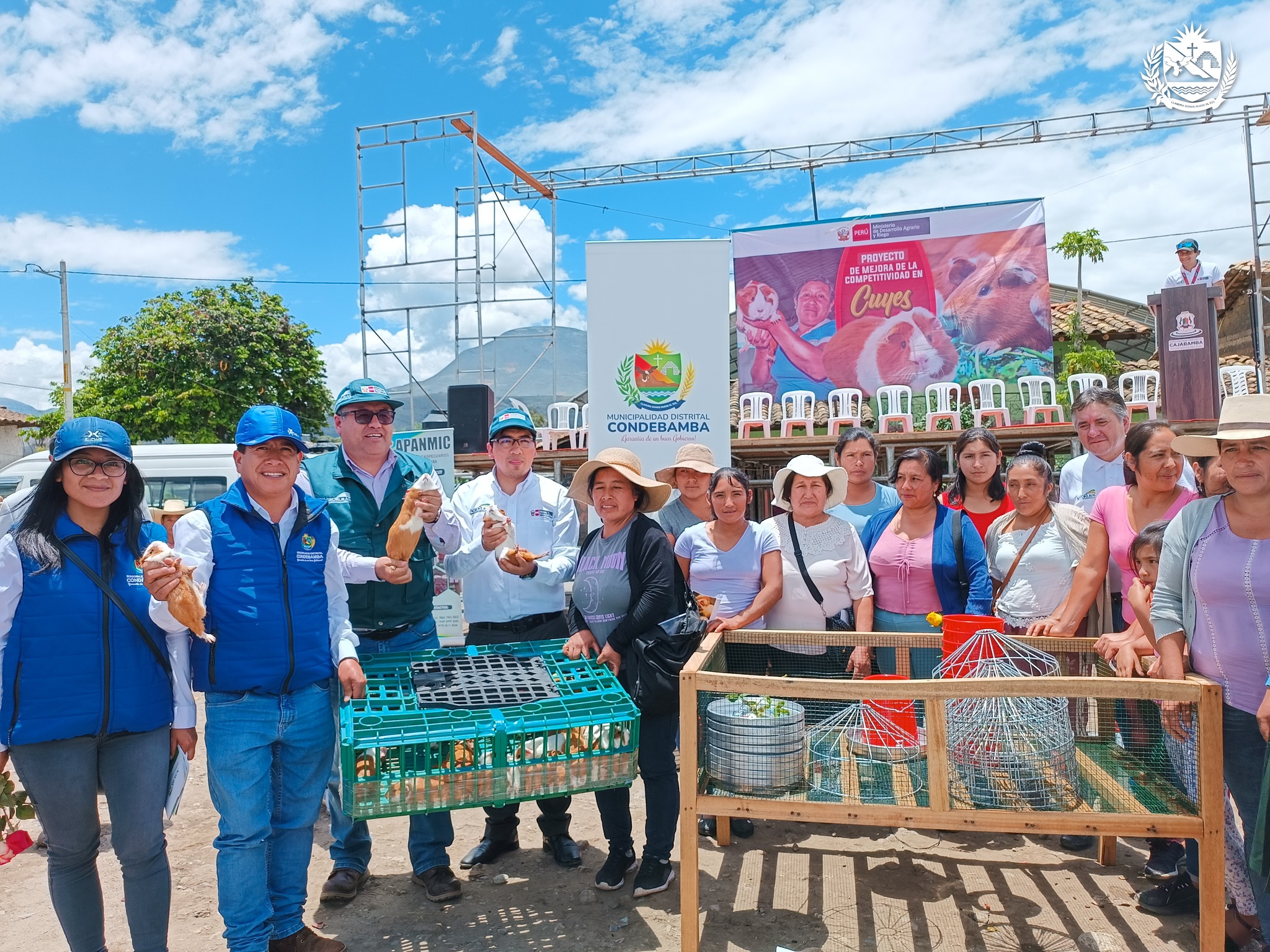 El alcalde de nuestro distrito Manuel Villar Romero, participo en el encuentro con productores y entrega de cuyes para la implementación de centros de producción de reproductores a productores de nuestro distrito.