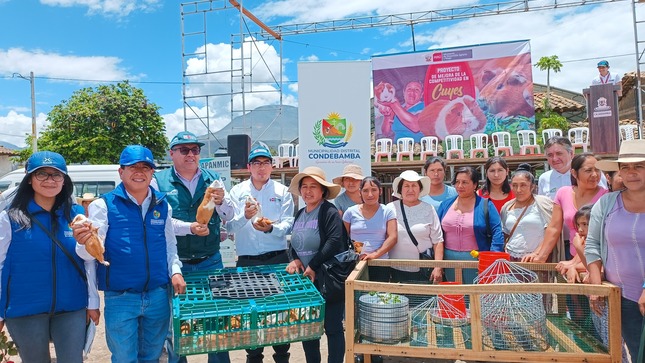 El alcalde de nuestro distrito Manuel Villar Romero, participo en el encuentro con productores y entrega de cuyes para la implementación de centros de producción de reproductores a productores de nuestro distrito. 