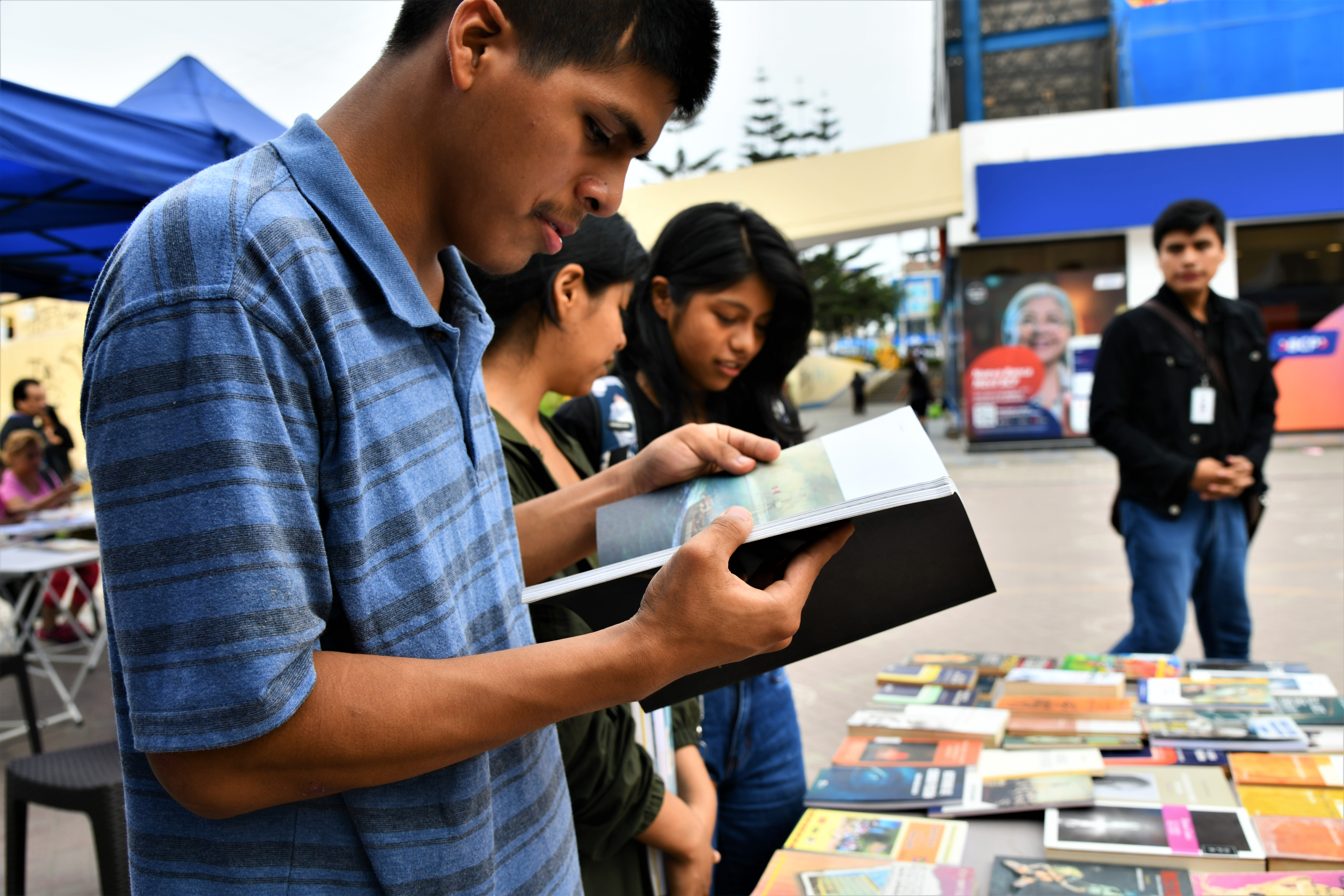Vecinos buscando los mejores títulos en la Gran Truequetón Literaria. 