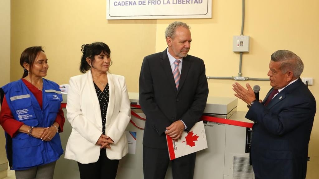 Un lote de 22 ultracongeladoras refuerzan la cadena de frío de las vacunas contra la covid-19 que reciben las regiones