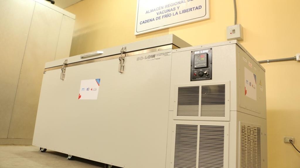 Un lote de 22 ultracongeladoras refuerzan la cadena de frío de las vacunas contra la covid-19 que reciben las regiones