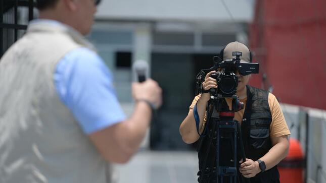El Ministerio del Interior inició el proceso de socialización y consulta del proyecto de Protocolo de Actuación Interinstitucional para la coordinación y atención a periodistas y comunicadores sociales en el contexto de alteración al orden público, para lo cual dispuso su publicación en el portal institucional del Ministerio del Interior, www.gob.pe/mininter 

Con la publicación se busca recibir las sugerencias y recomendaciones de la ciudadanía en general, periodistas, comunicadores sociales, empresarios, así como los representantes de entidades públicas, privadas y las organizaciones vinculadas a la profesión. 

El proceso de consulta establece un plazo de diez (10) días hábiles contados desde el día siguiente de la publicación de la Resolución Ministerial en el diario oficial El Peruano. Los aportes podrán ser presentados a través de la dirección de correo electrónico: gvelez@mininter.gob.pe

De igual modo, la resolución indica que será el Gabinete de Asesores del Mininter la oficina encargada de la recepción, procesamiento y sistematización de las sugerencias y recomendaciones que se presenten al citado proyecto normativo.

Es importante destacar que, el Protocolo se elaboró producto de un trabajo consensuado a partir de varias reuniones de trabajo entre representantes del Ministerio del Interior, Ministerio de Salud, Ministerio de Justicia y Derechos Humanos, Policía Nacional del Perú y Colegio de Periodistas del Perú. Asimismo, contiene los aportes de la UNESCO.

El Protocolo tiene como objetivo establecer mecanismos de atención y coordinación, en aspectos de seguridad, salud y defensa pública para los periodistas y comunicadores sociales de los medios de prensa e instituciones legalmente constituidas a las que pertenecen, en el contexto de alteración al orden público.

Cabe señalar que el sector Interior, que lidera el ministro Vicente Romero, está comprometido con garantizar los derechos fundamentales de todas las personas, en especial con el respeto y la protección del trabajo de los hombres de prensa en el país, y más aún en contextos de conflictos sociales y alteración del  orden público.  
