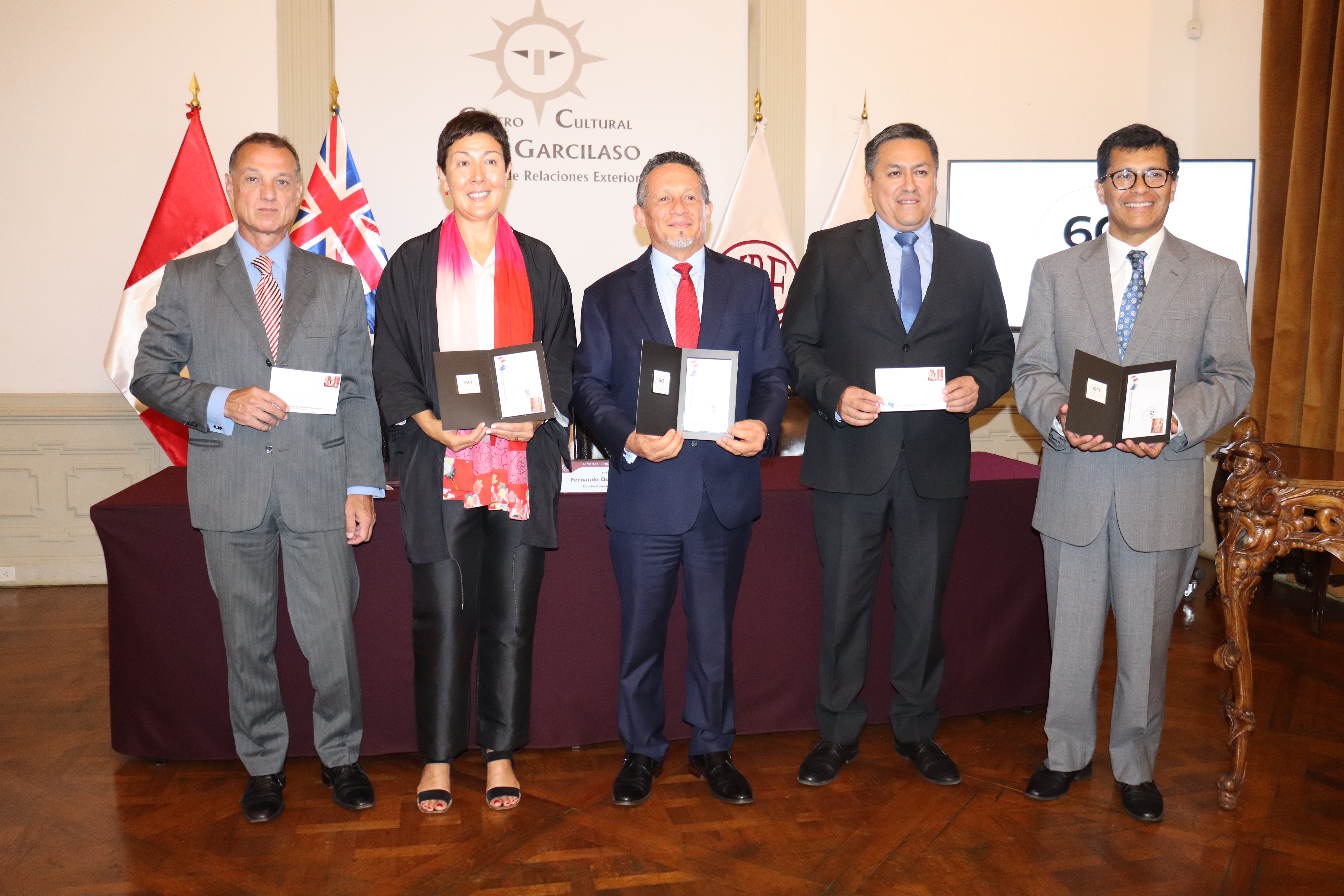 Ceremonia de Matasellado por los 60 aniversario de relaciones diplomáticas entre Perú y Australia: director general de Asia y Oceanía, Julio Quirós Campos, embajadora de la Mancomunidad de Australia, Maree Ringland, presidente del Directorio de Serpost, Enrique Prado López de Romaña y gerente general de Serpost, Alexander Infantes Pomar.