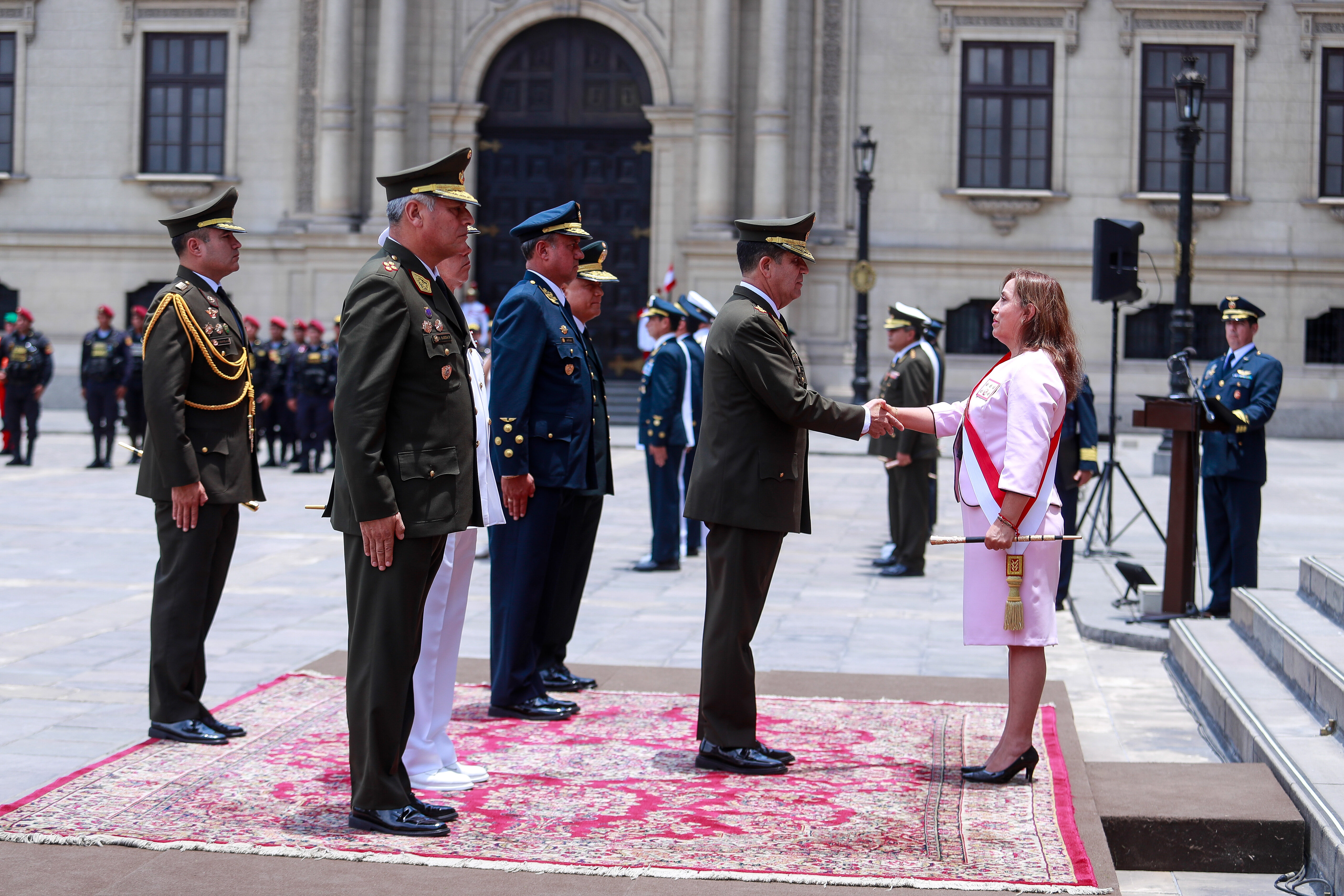 Presidenta Boluarte recibió bastón de mando como jefa suprema de las FF.AA. y la PNP