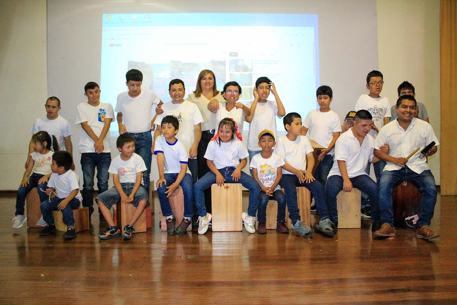 Grupo de niños del taller de cajón