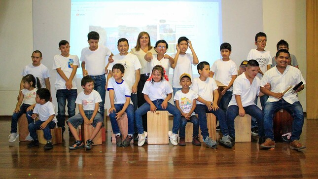 Grupo de niños del taller de cajón 