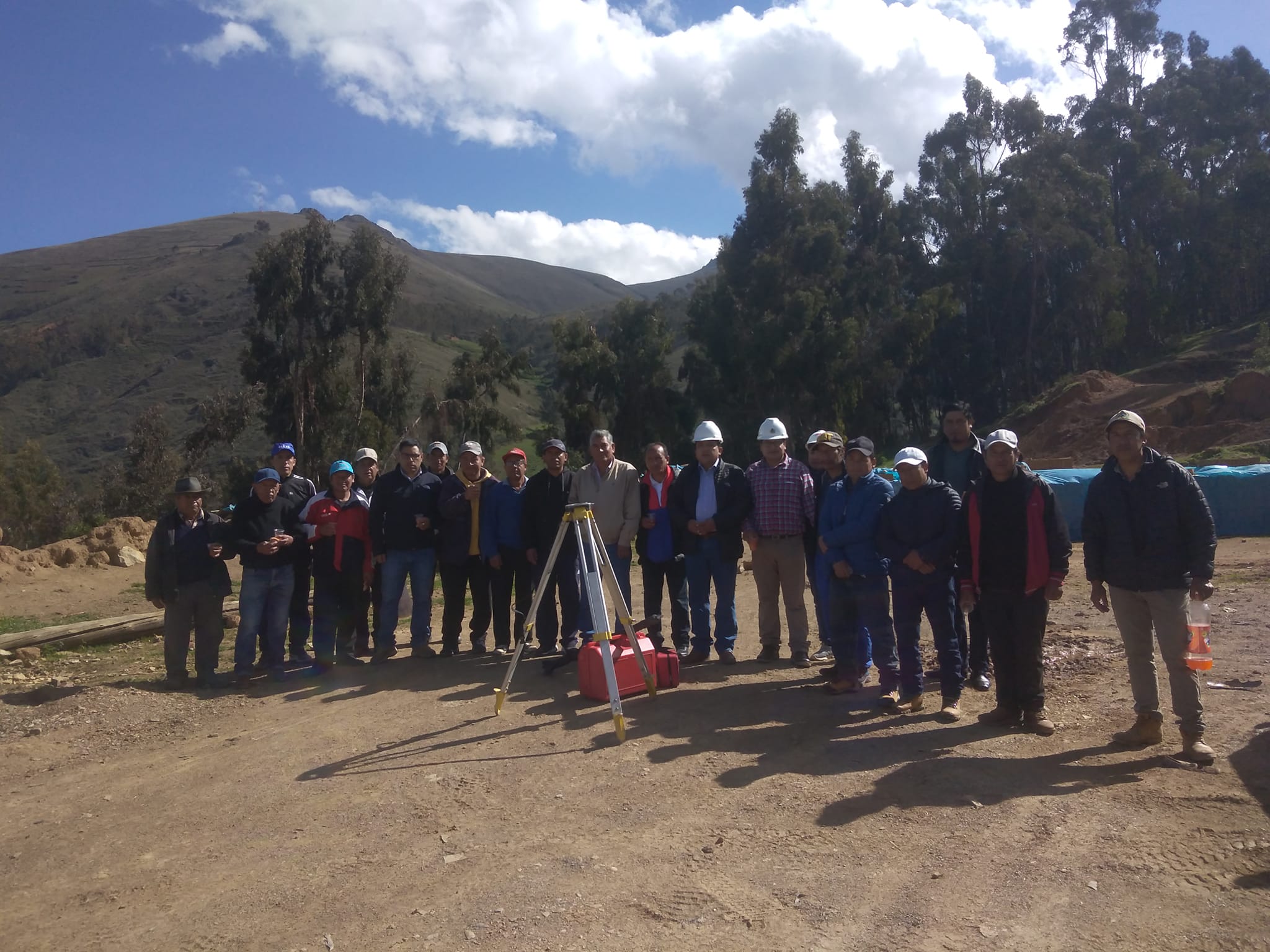 Alcalde de Aija y funcionarios inspeccionaron terreno en donde se construirá el estadio Ajuspampa de Aija.