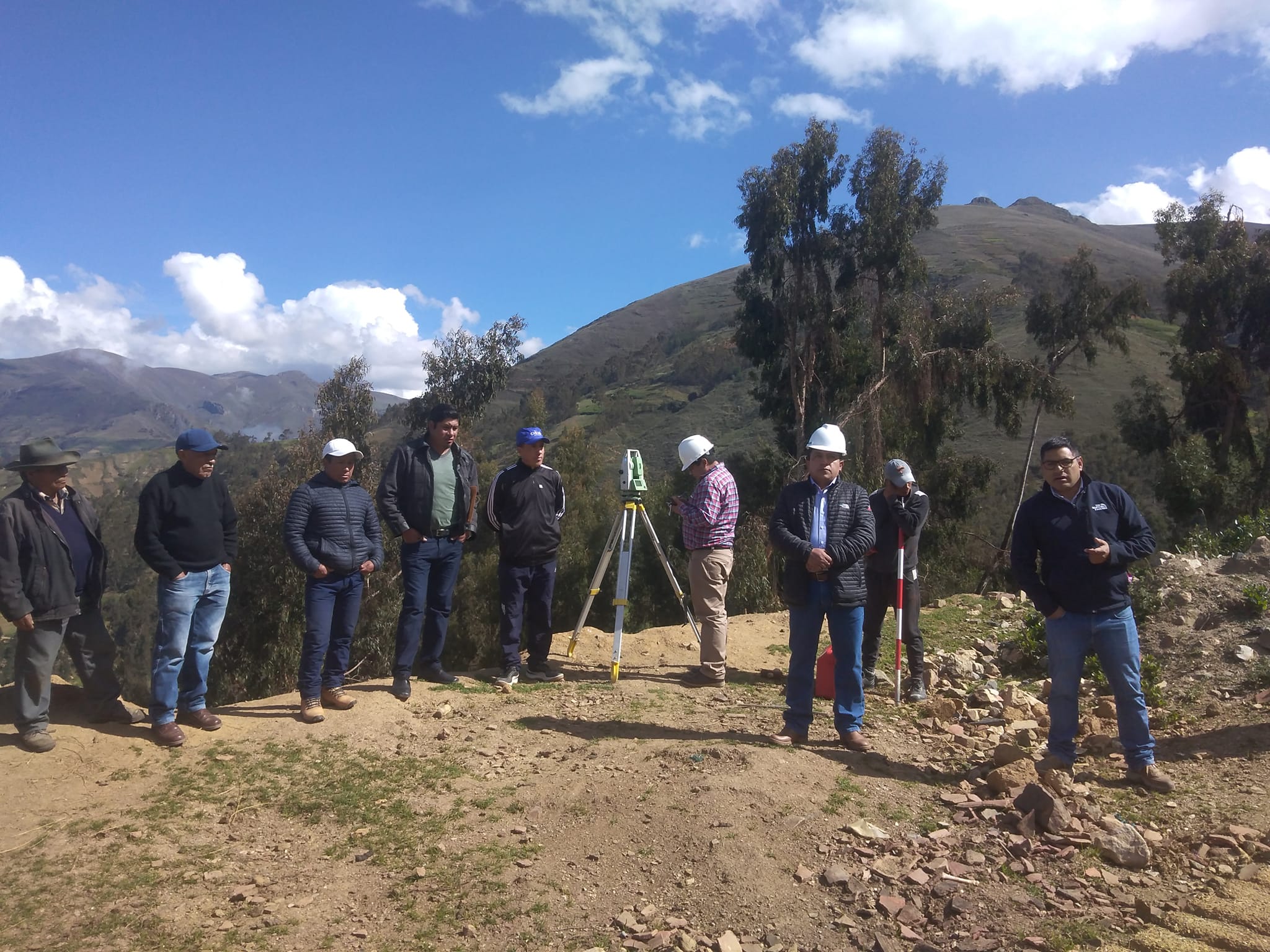 Alcalde de Aija y funcionarios inspeccionaron terreno en donde se construirá el estadio Ajuspampa de Aija.