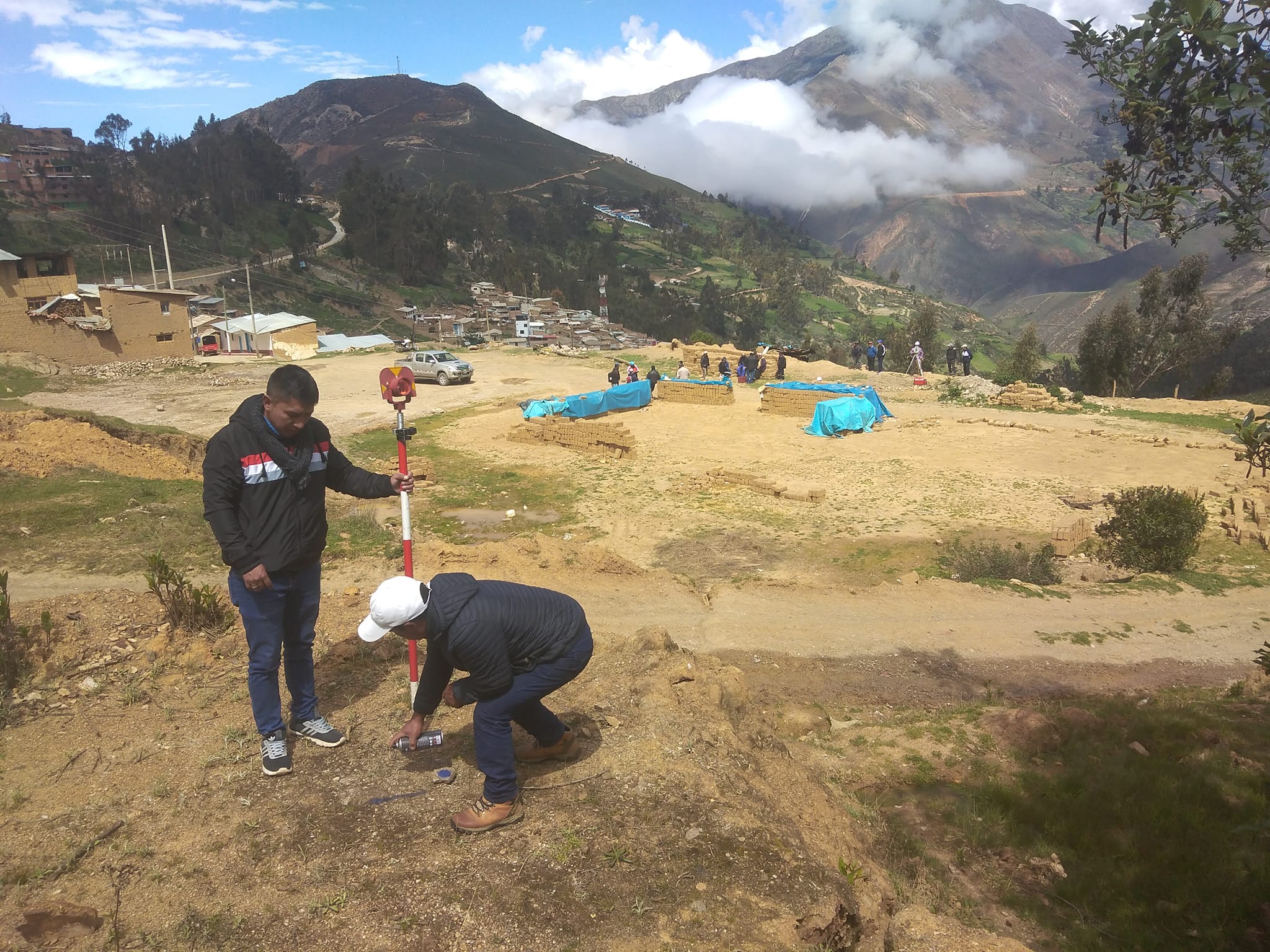 Alcalde de Aija y funcionarios inspeccionaron terreno en donde se construirá el estadio Ajuspampa de Aija.