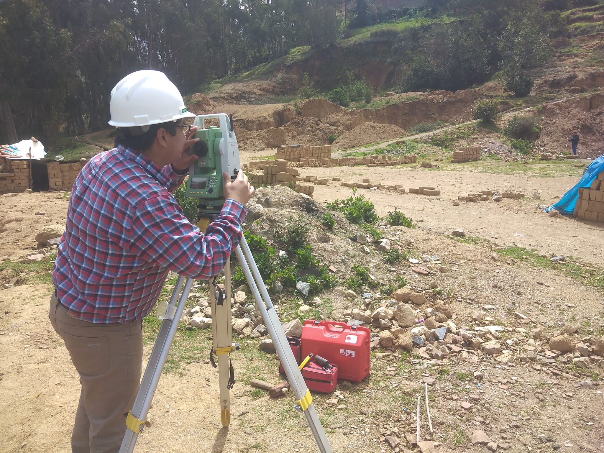 Alcalde de Aija y funcionarios inspeccionaron terreno en donde se construirá el estadio Ajuspampa de Aija.