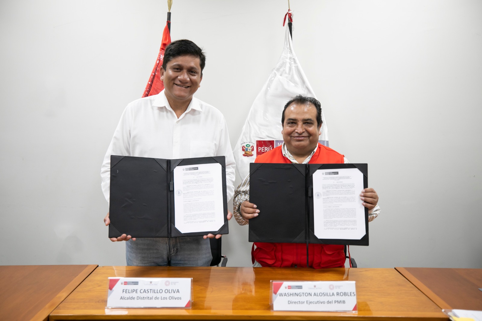 Ministerio de Vivienda firmó convenio con el alcalde de Los Olivos, Felipe Castillo