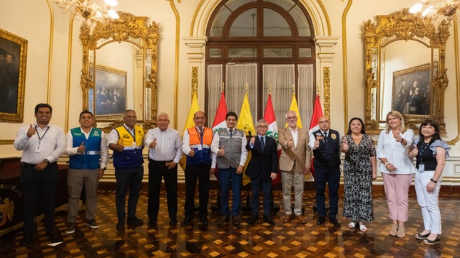 En la ceremonia de juramentación participó el Gerente Municipal, Oscar Lozan.