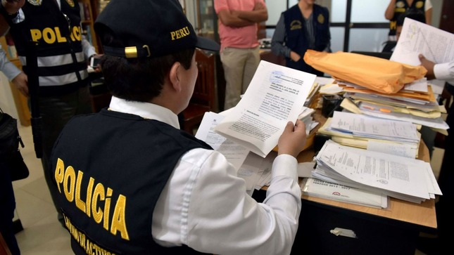 La Policía Nacional del Perú (PNP) y el Ministerio Público realizaron este jueves un megaoperativo en el cual  se detuvo a 13 presuntos integrantes de la organización criminal “El Octavo Consejero”, dedicada al lavado de activos, colusión y corrupción de funcionarios.

Según información policial, entre los detenidos figura el empresario textil Mario Américo Mendoza,  quien sería una pieza clave en la investigación del caso “Cuellos Blancos del Puerto”, a cargo de la Fiscalía Supraprovincial Corporativa Especializada contra el Crimen Organizado.

Como parte de esta operación policial también se incautaron cinco vehículos de alta gama por un valor de más de 360 mil dólares. El valor de todo lo incautado en el operativo alcanza los 23 millones de soles. El empresario textil detenido tenía comparecencia restringida y era investigado por el delito de colusión.

La intervención, que se realizó de manera simultánea en Lima y Callao, estuvo a cargo del Equipo Especial contra “Cuello Blancos del Puerto”, con el apoyo de la Dirección Contra la Corrupción de la Policía Nacional del Perú (Dircocor) y la Dirección General de Inteligencia del Ministerio del Interior (Digimin)

En el operativo policial participaron efectivos policiales, con el apoyo de fiscales especializados del Tercer Despacho del Equipo Especial contra “Cuello Blancos del Puerto” y en total se allanaron 21 inmuebles. 

De acuerdo con las investigaciones policiales, la organización criminal sería una red sectorial de Los Cuellos Blancos del Puerto, clan delictivo que operaba desde el 2010. Entre sus colaboradores hay empresarios, abogados, funcionarios y servidores públicos asignados a los distritos judiciales de Lima y Callao.

Según la PNP, la organización criminal obtenía ganancias económicas o favores posteriores a cambio de realizar gestiones ilícitas para conseguir sentencias favorables, contratos con el Estado o designaciones en cargos específicos.

